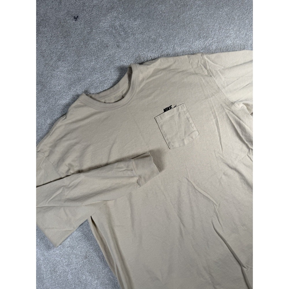 The Nike Tee Sportswear Premium Essential L/S Peekaboo Pocket Shirt XL Loose Fit